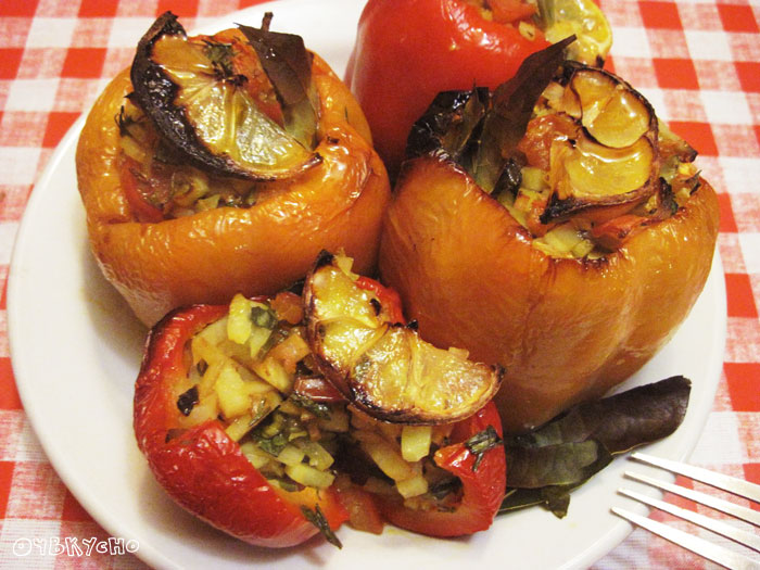 Перцы, фаршированные пряным картофелем